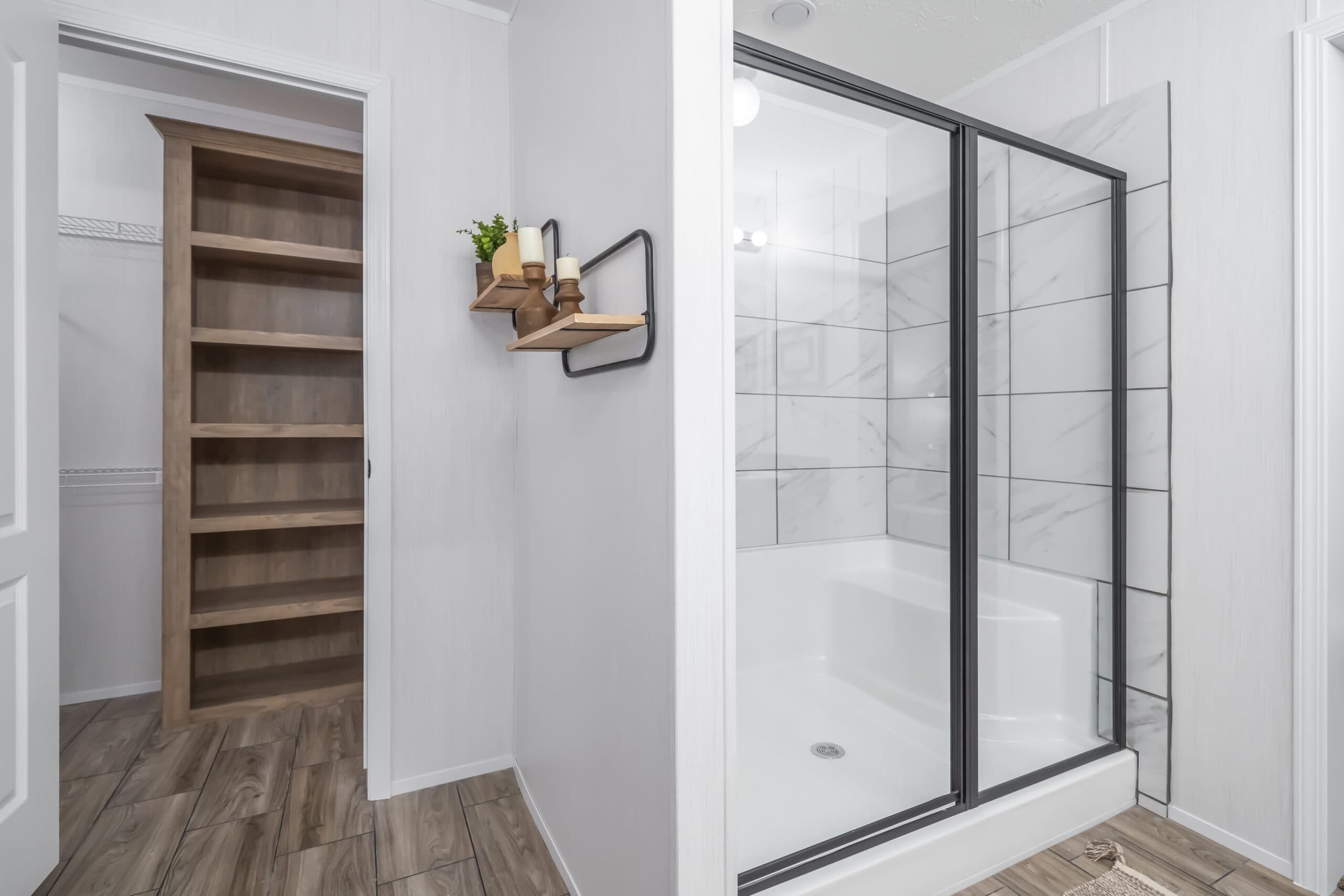 Destin bathroom home features