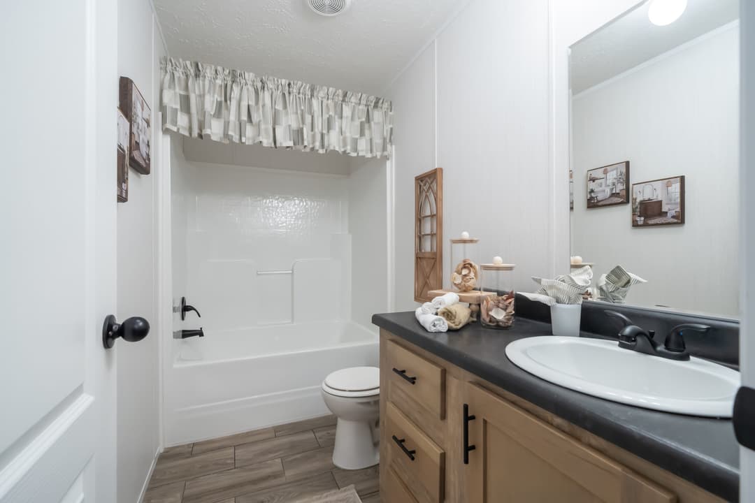 Destin bathroom home features