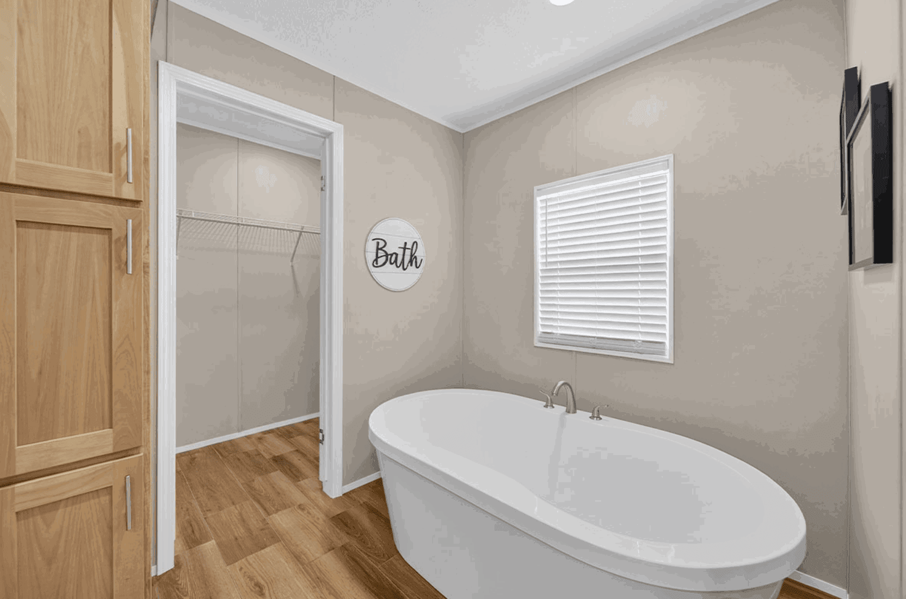 Md-64-32 windsor bathroom home features