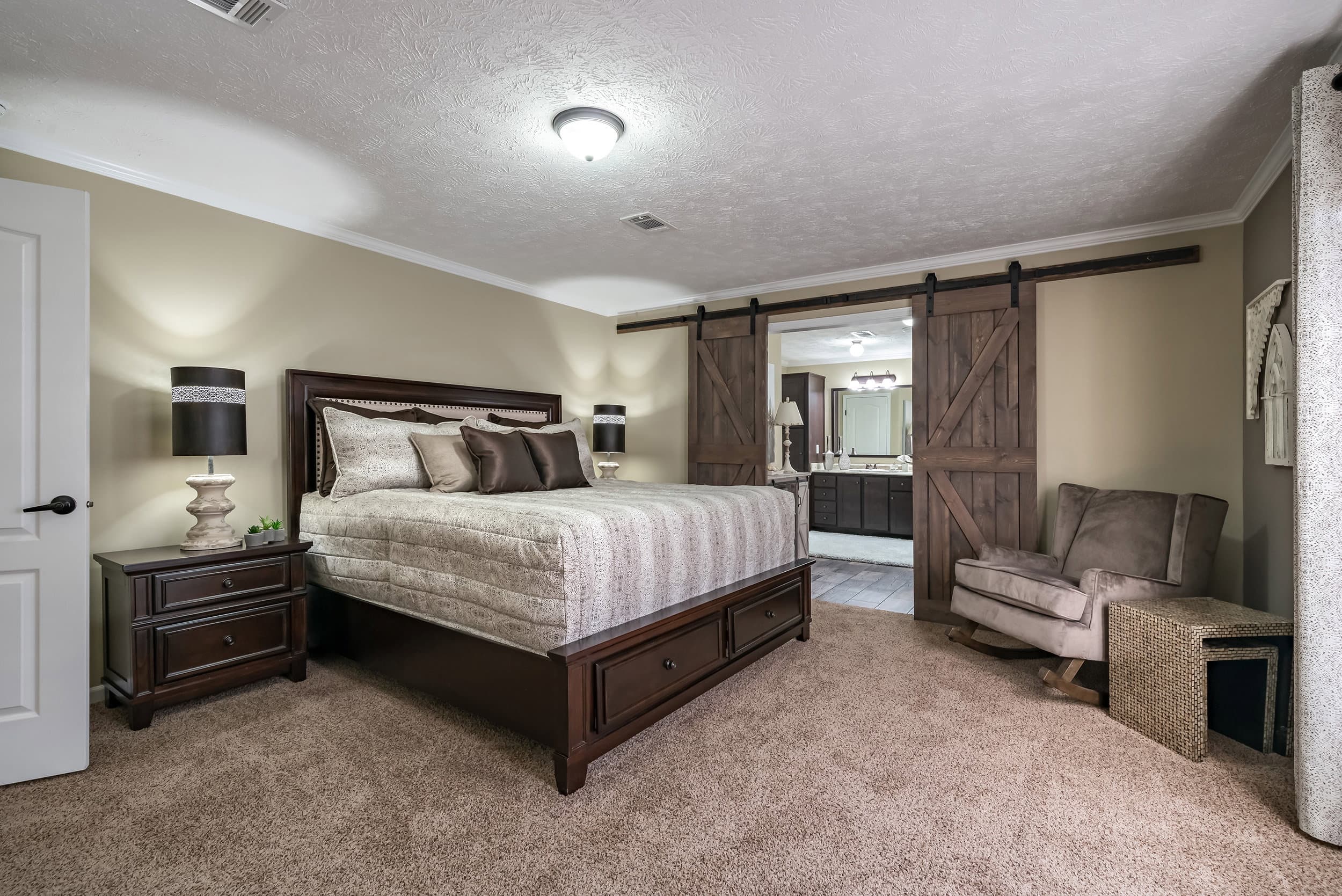 Kb-3244 bedroom home features