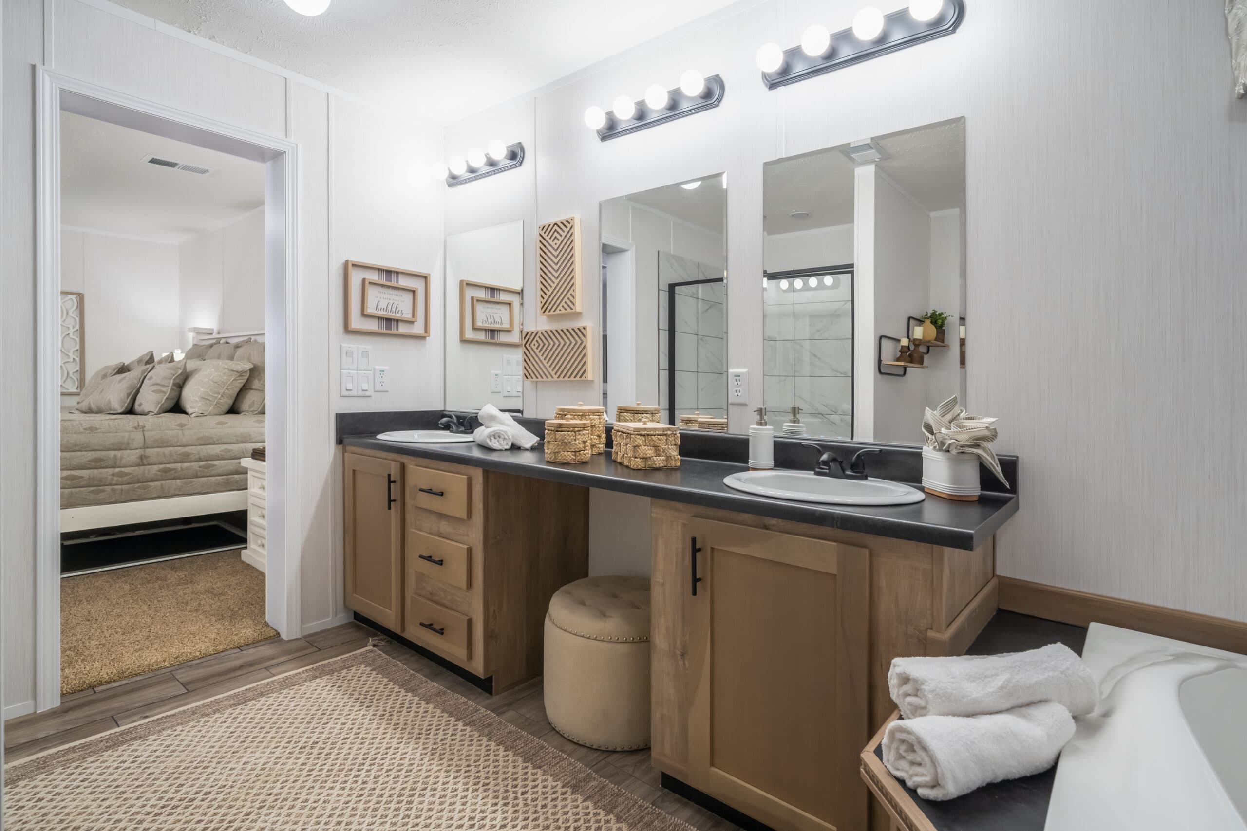 Destin bathroom home features