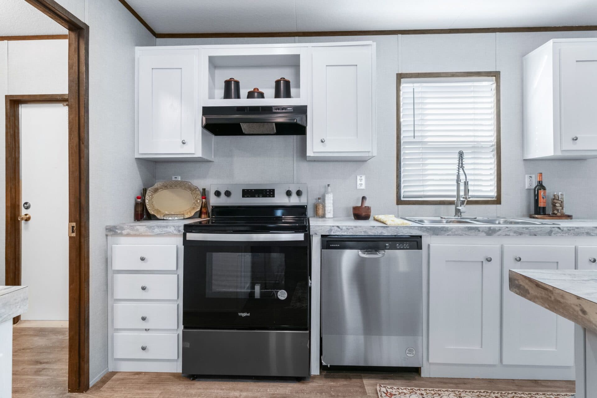 Rosewood kitchen home features