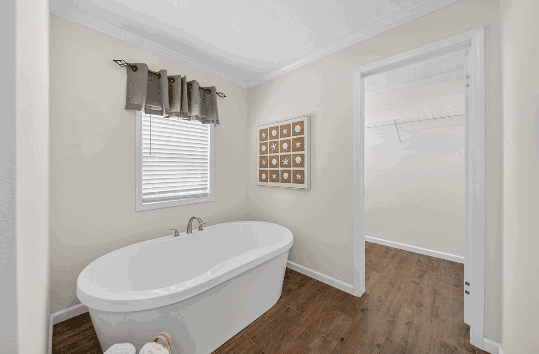 Md-66-32 midland bathroom home features